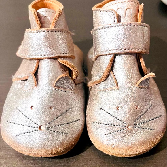 Livie & Luca Other - EZ PZ Easy Peasy Silver Cat Booties